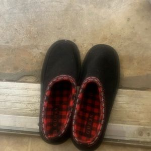 Excellent Condition Mens Guess size 10 1/2 black w/ red flannel lining